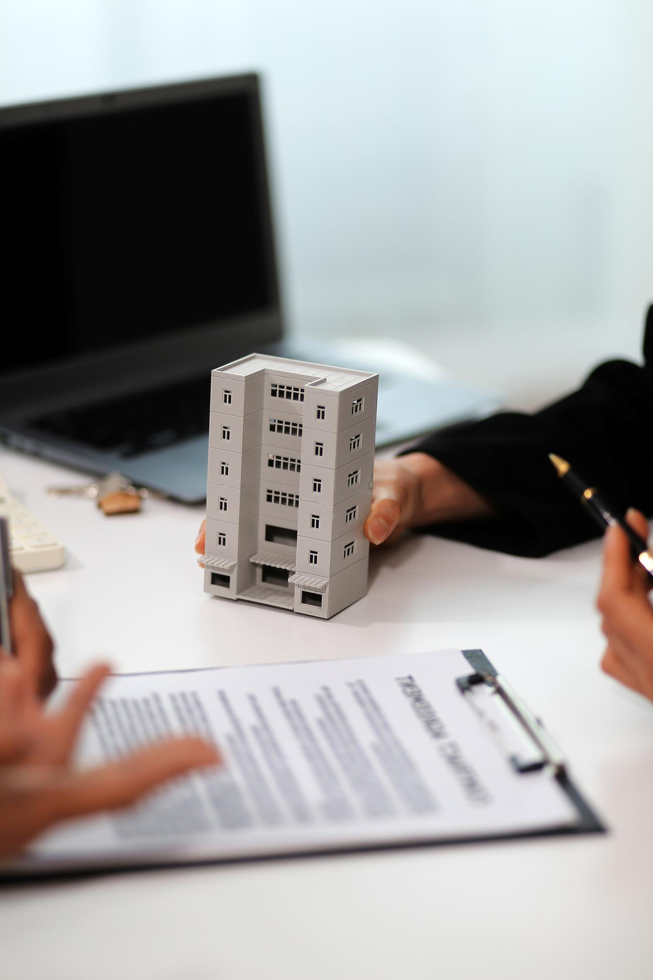 Lore Sigorta uzmanları ile işyeri sigortası danışmanlığı alan işletme sahibi