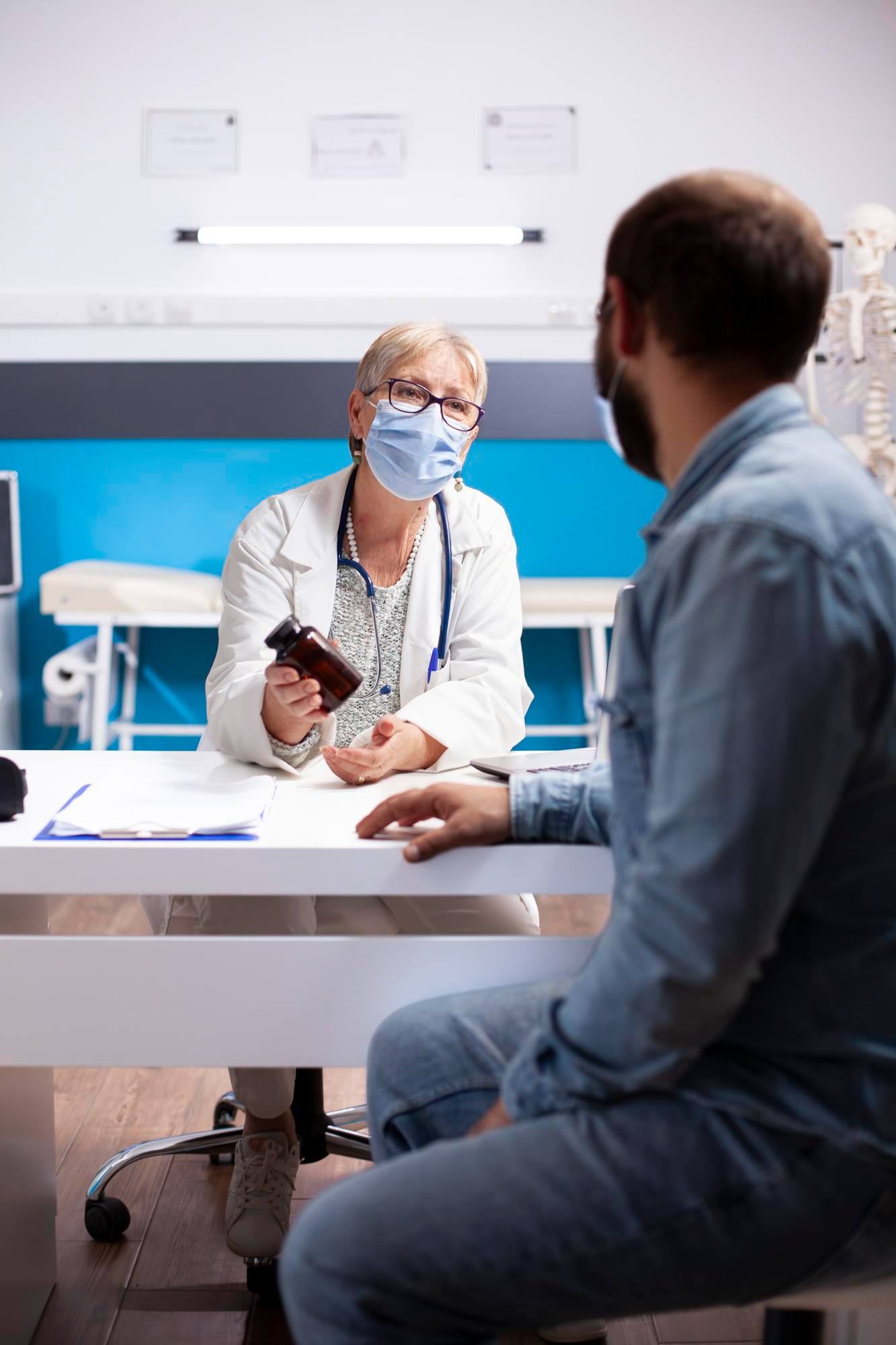 Sağlık sigortası poliçesini inceleyen doktor ve hasta